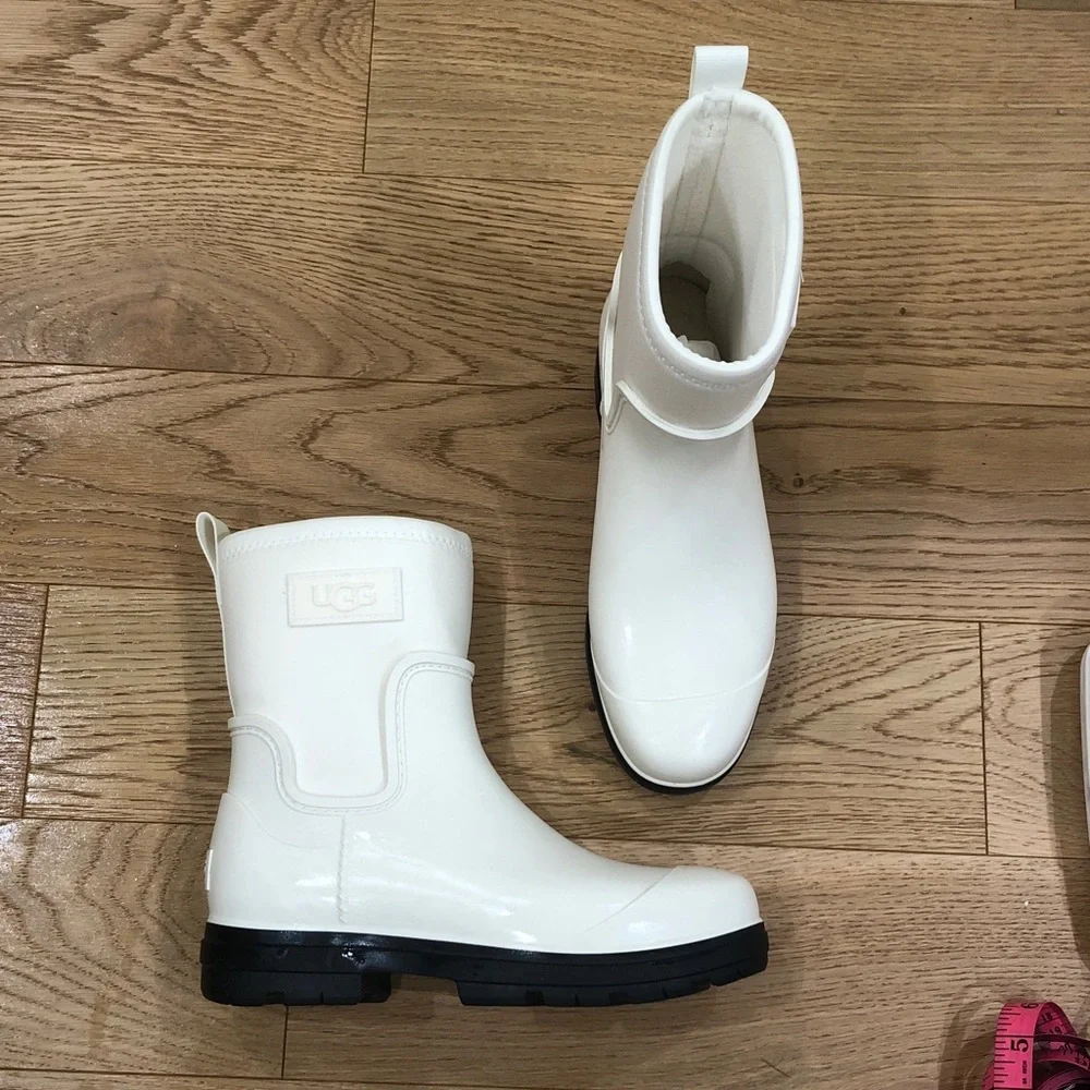 NIB UGG Droplet Mid Rain Boots Size 9 White